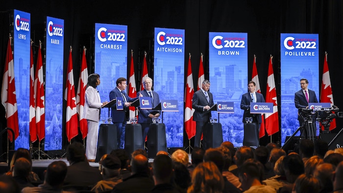 Les candidats à la direction du Parti conservateur du Canada pendant un débat en anglais à Edmonton, en Alberta, le mercredi 11 mai 2022. De gauche à droite : Leslyn Lewis, Roman Baber, Jean Charest, Scott Aitchison, Patrick Brown et Pierre Poilievre. 