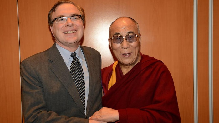 加拿大学者、外交官查尔斯·伯顿与达赖喇嘛合影。