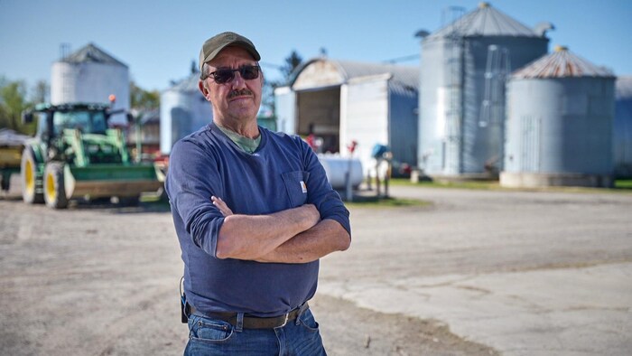 Michel Dignard devant sa ferme à Embrun.