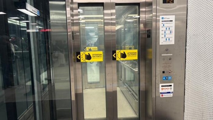 Un ascenseur du métro de Montréal.
