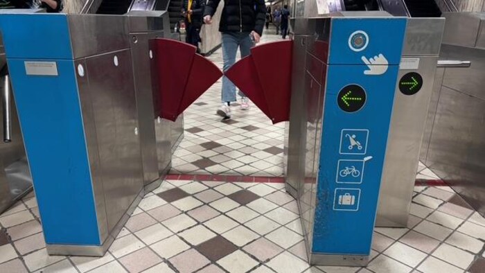 Porte d'entrée au métro accessible.