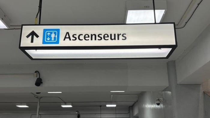 Une enseigne indique les ascenseurs dans le métro de Montréal.