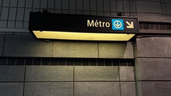 Une enseigne indique l'entrée du métro de Montréal.