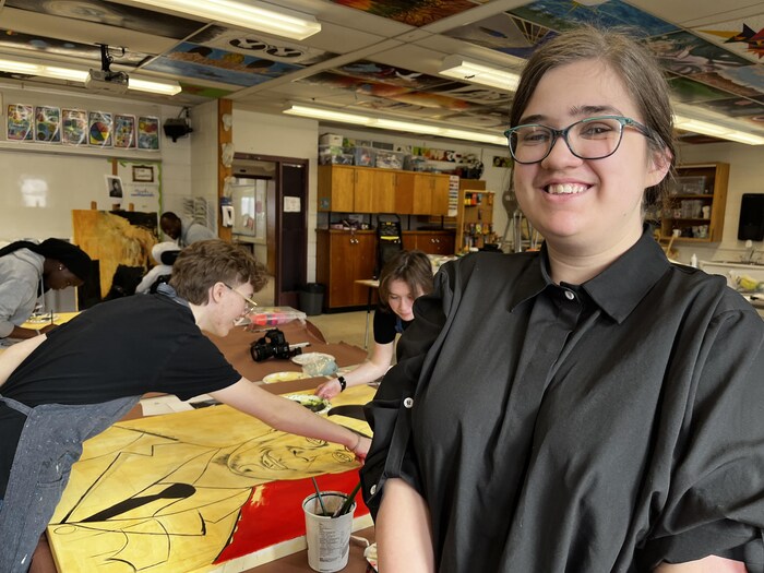 Gabrielle Pagé peint lors d'un atelier organisé à l'occasion du Mois de l'histoire des Noirs, au Collège Louis-Riel, à Winnipeg, le 23 février 2026.