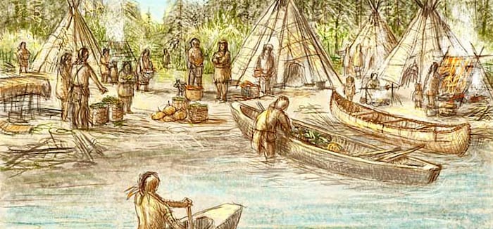 Dessin illustrant des personnes algonquiennes dans un village de tentes sur le bord de l’eau. Certaines personnes arrivent en canot, d’autres transportent des provisions, s’occupent du feu ou font sécher des peaux.