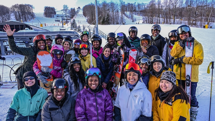 Un groupe de femmes au ski.