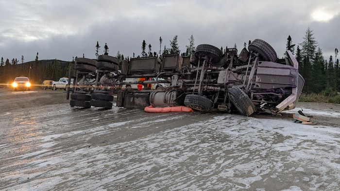 Un camion renversé sur la route 389.
