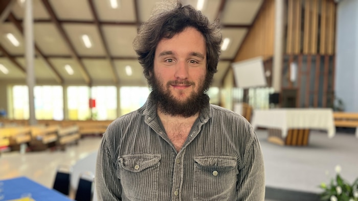 Un homme, Vladislav Markov, est debout.