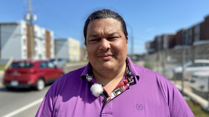 Alexis Wawanoloath est à l'extérieur en entrevue.