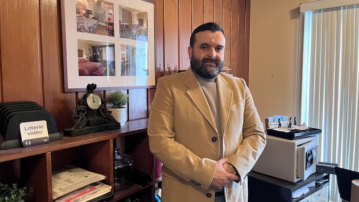 Béchir Ben Aïcha dans un son bureau.