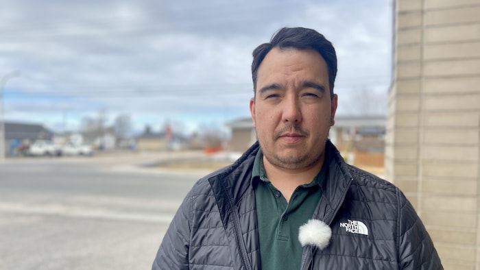 Benoît St-Onge est à l'extérieur et porte une veste.