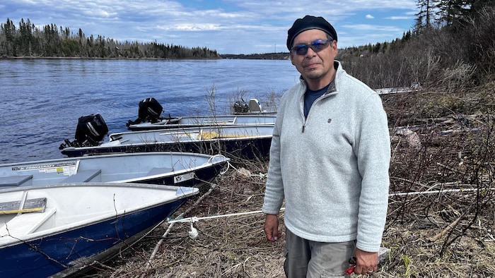 Un homme sur les berges d'une rivière.