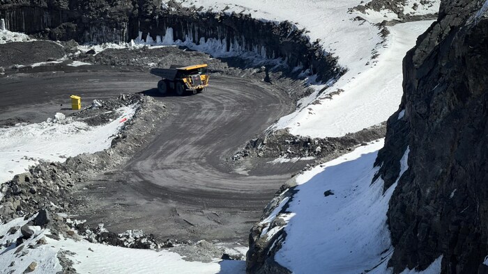Un camion dans la mine du lac Tio.