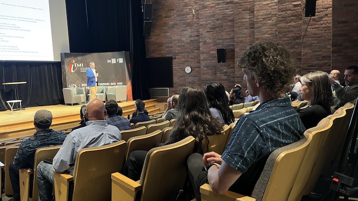 Une conférence dans l'auditorium du Cégep de Sept-Îles.