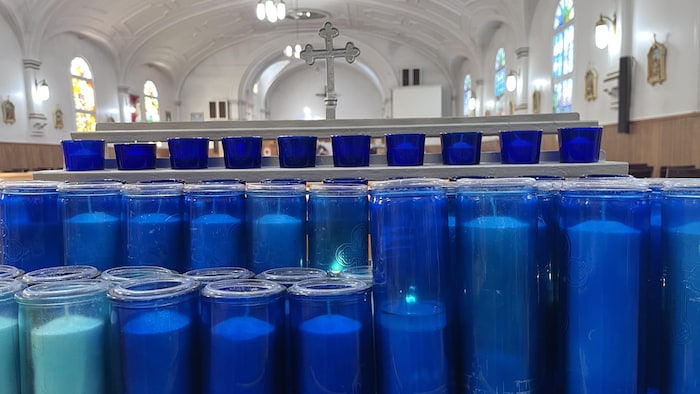 Des cierges dans une église.