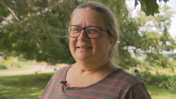 Claire Gagnon est à l'extérieur lors d'une entrevue.