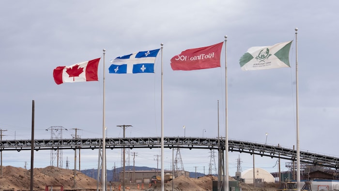 Le drapeau de Rio Tinto IOC, flottant à côté de ceux du Québec, du Canada et de Uashat mak Mani-utenam.