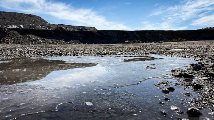 Une flaque d'eau à la mine du lac Tio.