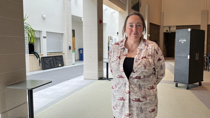 Une femme pose pour la caméra.