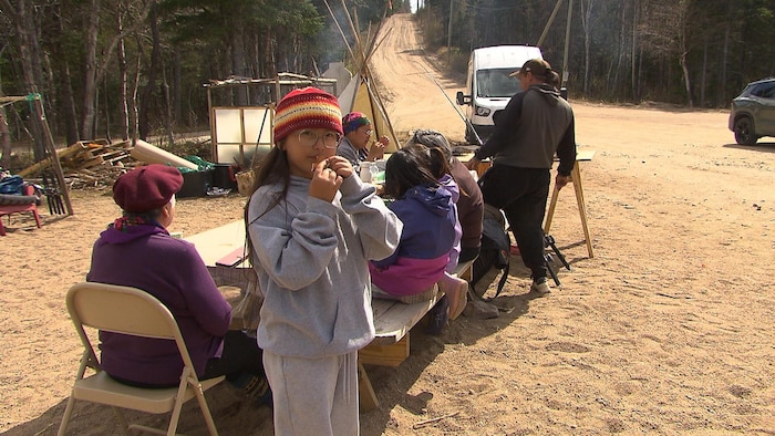 Un jeune fille à proximité d'une table à pic-nic.