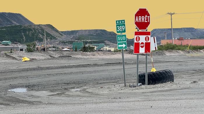 Une minière devant la route 389.