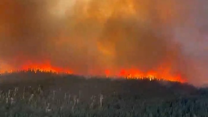 Le feu qui se trouve près de la route 389, entre Manic-5 et Fermont, demeure hors contrôle.