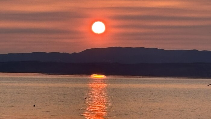 Mercredi, un soleil écarlate s'est couché sur la baie de Sept-Îles.