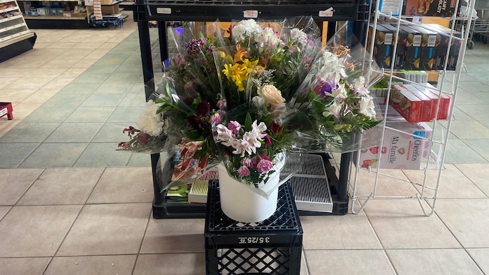 Des fleurs dans le dépanneur Bellecourt à Chevery.