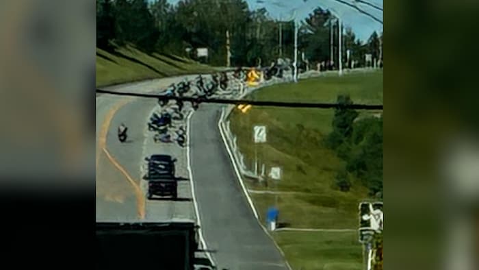 Au loin, des dizaines de Hells Angels prennent la route vers l'est à partir des Escoumins.