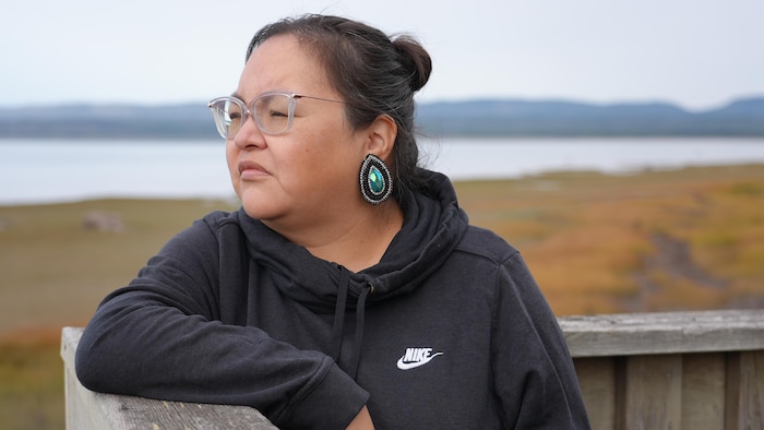 Jani Bellefleur-Kaltush devant la baie de Sept-Îles.