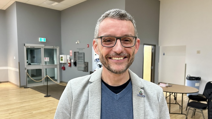 Joël Olivier est à l'intérieur lors d'une entrevue avec Radio-Canada.