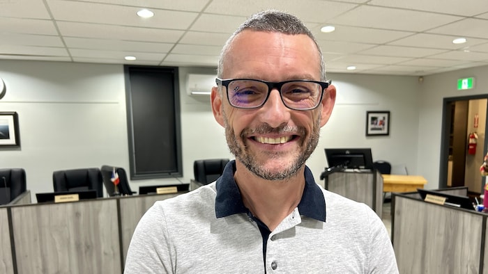 Joël Olivier est à l'intérieur lors d'une entrevue avec Radio-Canada.