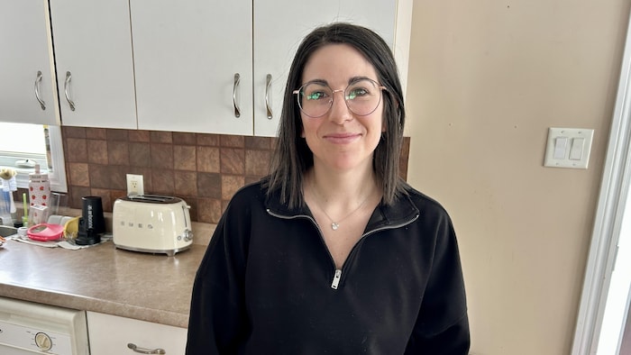 Karine Robichaud est à l'intérieur lors d'une entrevue avec Radio-Canada.