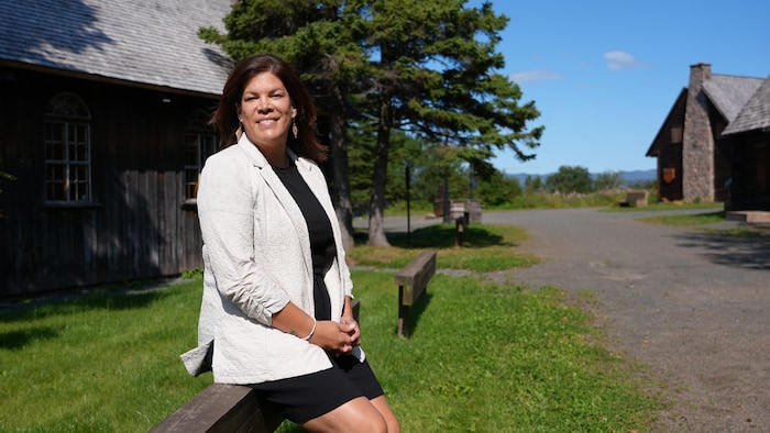 Kateri Champagne Jourdain assise au Vieux-Poste.