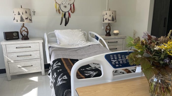 Une chambre de soins palliatifs avec des éléments de civilization autochtone.