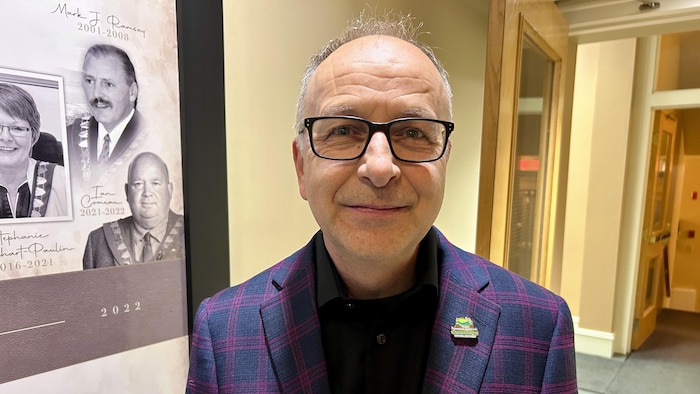 Luc Couturier est à l'intérieur lors d'une entrevue avec Radio-Canada.