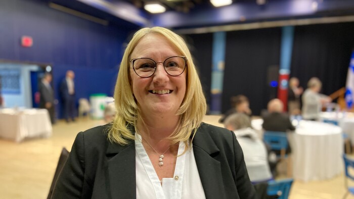 Manon Asselin porte des lunettes.