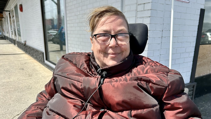 Marina Lagacé est à l'extérieur lors d'une entrevue avec Radio-Canada.