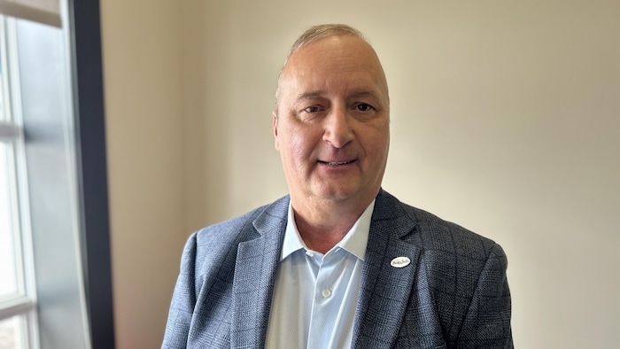 Mario Pelletier est à l'intérieur lors d'une entrevue avec Radio-Canada.