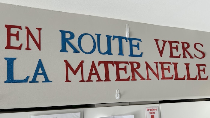Une affiche qui indique « En route vers la maternelle ».