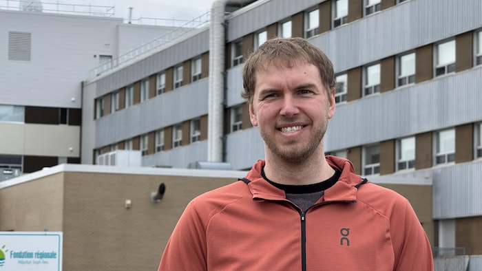 Mathieu Maltais est à l'extérieur lors d'une entrevue avec Radio-Canada.