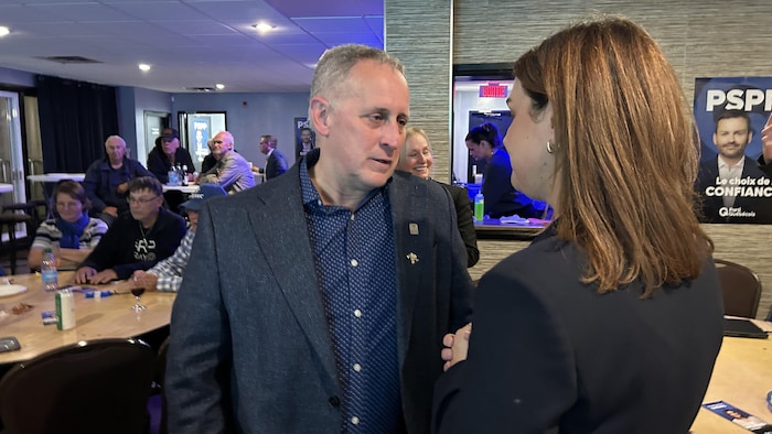 Le maire Benoit Méthot et Meggie Richard lors de la soirée électorale, lundi.