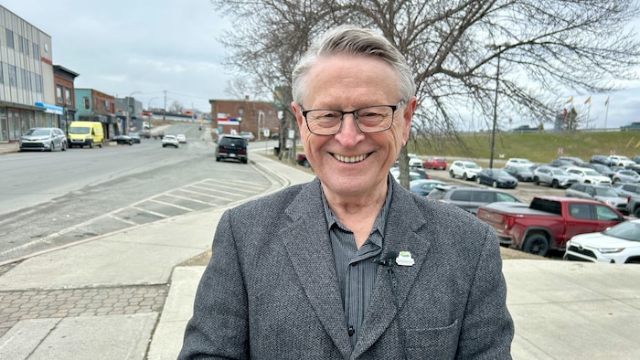Michel Soucy est à l'extérieur lors d'une entrevue avec Radio-Canada.