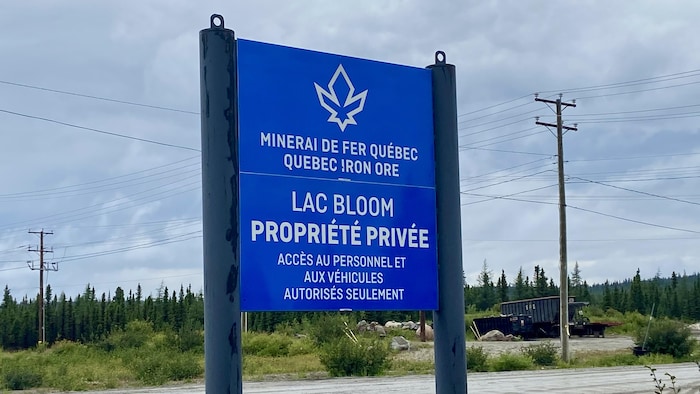 Une affiche de l'entreprise Minerai de fer Québec