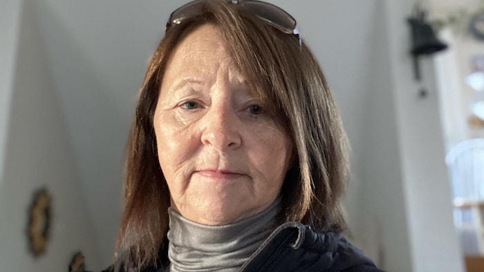 Nicole Monger est à l'intérieur d'un bâtiment. 
