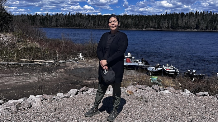 Une femme sur les berges d'une rivière.
