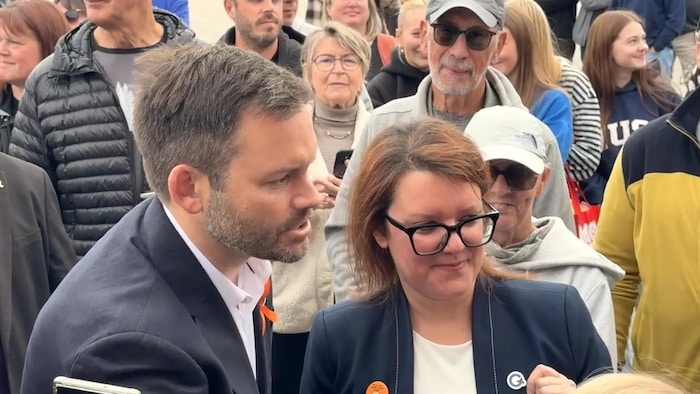 Odette Lavigne et Paul St-Pierre Plamondon dans une foule.