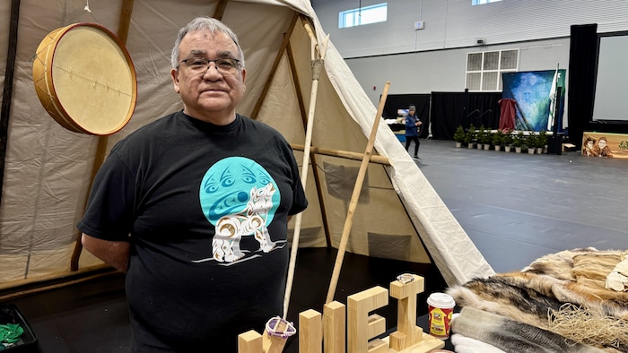 Ovila Fontaine est devant un kiosque lors d'une entrevue avec Radio-Canada.