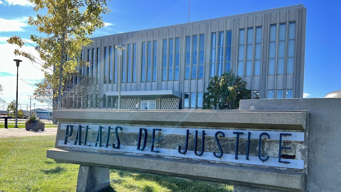 Affiche devant le palais de justice de Sept-Îles.