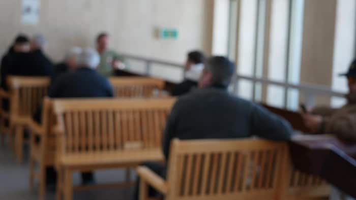 Des personnes assises au palais de justice de Sept-Îles.